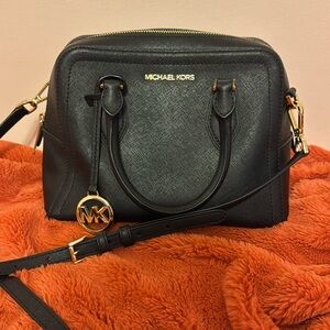 Black Michael Kors shoulder/crossbody bag. Used condition.